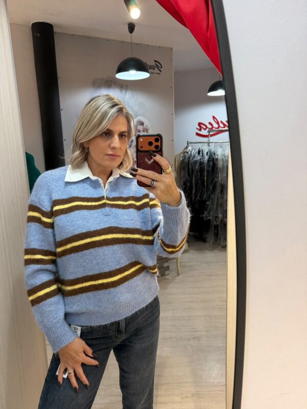 Bluza cu guler alb de camasa