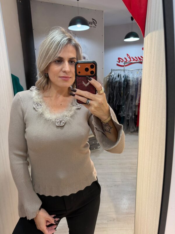 Bluza in V cu puf la decolte