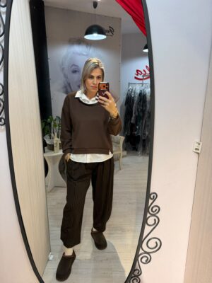 Bluza maro cu guler alb
